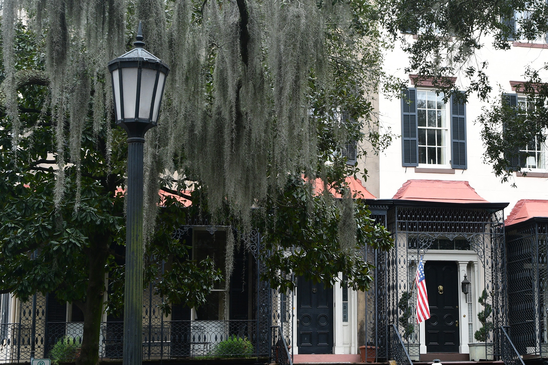 Vintage,home,in,savannah,shrouded,by,spanish,moss